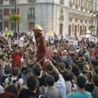Los manifestantes coincidieron con los peregrinos de la JMJ en la Puerta del Sol.