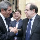 Afectuoso saludo entre el presidente Juan Vicente Herrera y Julio Villarrubia, en una imagen de archivo.