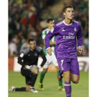Cristiano Ronaldo celebra su gol al Betis, el que suponía el 1-6 para el Real Madrid. MUÑOZ