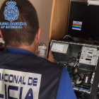 La policía ha intervendio un ordenador, un disco duro, microtarjetas y una cámara de vídeo. DL