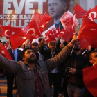 Los partidarios del presidente Erdogan celebran la victoria en el referéndum por la reforma constitucional