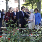 Alberto Núñez Feijóo saluda a unos simpatizantes tras participar en el Día de Europa. J. J. GUILLÉN