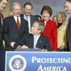 El presiente George Bush en el momento de estampar su firma sobre el documento