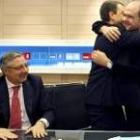 Zapatero saluda al candidato socialista a la presidencia de la Junta de Andalucía, Manuel Chaves