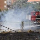 Los bomberos acudieron rápido al lugar del incendio, aunque los focos dispersos complicaron las labo