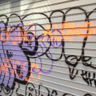 Las cámaras de seguridad grabaron a los autores de las pintadas en CMC.