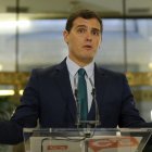 Albert Rivera, durante la rueda de prensa que ha ofrecido hoy en el Congreso tras la reunión con el jefe del Ejecutivo en funciones, Mariano Rajoy.