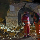 Equipos de rescate en la localidad italiana de Visso, en el centro del país, el pasado día 26.