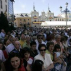 Cientos de bercianos en la plaza del Ayuntamiento durante la ofrenda del año pasado.