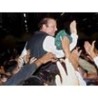 El ex primer ministro Nawaz Sharif es aclamado por sus seguidores
