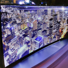 Presentación de un macro televisor de Ultra Alta Definición (UHD), de 105 pulgadas (cerca de tres metros de diagonal).