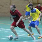 Javi Fernández se lleva el balón ante el Bar Book. SECUNDINO