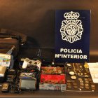 La Policía Nacional cuantifica en 4.000 euros el material sustraído de las viviendas.