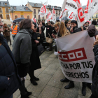 Casi un centenar de personas apoyó ayer a las 56 trabajadoras en la concentración.