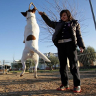 Una propietaria juega con su perro en una zona de recreo en Sant Martí Sarroca, la semana pasada.