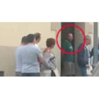 Momento de la detención de Miguel Ángel M.B. en un bar de la localidad asturiana de Grandas de Salime por el crimen de la peregrina