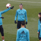 Cristiano juega con el balón durante el entrenamiento de ayer en Valdebebas J. P.GANDUL