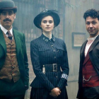 Conan Doyle (Stephen Mangan) y Michael Weston (Houdini) colaboran con una agente de Scotland Yard (Rebecca Liddiard).