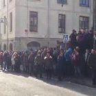 Primeros momentos de tensión y cruce de insultos entre manifestantes y contramanifestantes en Alsasua, este domingo.