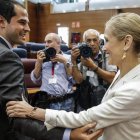 El portavoz de Ciudadanos, Ignacio Aguado, felicita a Cristina Cifuentes.