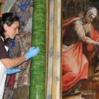 María Luisa Castillo Vela realizando la última parte del trabajo de restauración del retablo