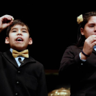 Nerea Pareja Martínez y Alonso Dávalos Durán, primera pareja de niños en el sorteo Sorteo Extraordinario de Navidad que han cantado el primero de los grandes premios del sorteo.
