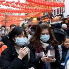 Peatones con máscaras en la fiesta del Año Nuevo Chino en Chinatown en Londres.