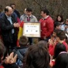 El alcalde y el presidente de Adelfa, ante la placa conmemorativa