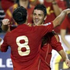 Villa celebra con Xavi uno de los dos goles que consiguió el asturiano