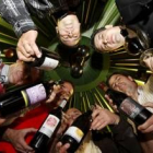 Representantes de las bodegas participantes, en su brindis de ayer, en La Bañeza