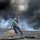 Manifestantes palestinos se enfrentan a los militares de Israel en el puesto de Huwwara. ALAA BADARNEH