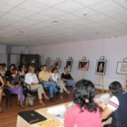 La casa de cultura de Navatejera acogió ayer un coloquio sobre el maltrato a la mujer.