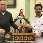 Manolo y Sergio González posan con el cheque y un roscón. A.V.