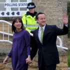 Cameron y su esposa, Samantha, saludan a su llegada a un colegio electoral en Witney.