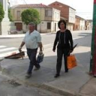 Dos peatones se disponen a cruzar la calle por uno de los rebajes que se ha realizado en las aceras