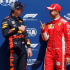 Vettel conversa con Verstappen tras lograr la pole. VALDRIN XHEMAJ