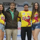 Bagües, con el maillot de líder, junto al diputado Emilio Orejas y a las azafatas de la Vuelta.