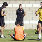 Juan Ferrando hace indicaciones a sus jugadores.