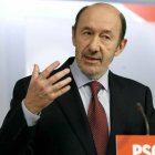Alfredo Pérez Rubalcaba, durante la rueda de prensa que ha ofrecido esta mañana en la sede del PSOE.