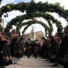 La patrona de la Maragatería se recoge bajo los arcos florales una vez finalizada la procesión.