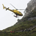 Operación de rescate de los cuerpos de los fallecidos en el accidente de helicóptero.