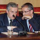 Emilio Gutiérrez y López Benito conversan durante la celebración de un Pleno.