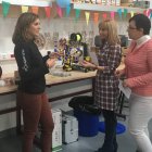 La directora de FabLab con la alcaldesa y Camino Cabañas. DL