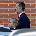 Felipe VI acompaña a su hija, la princesa Leonor, en su primer día de colegio.