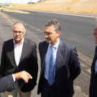 Jorge Urrecho, entre José Antonio Martín Bermejo y Ramiro Ruiz Medrano, junto a responsables de la obra.