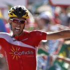 El ciclista del Cofidis Dani Navarro entra como vencedor en la meta de Cabárceno.