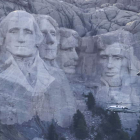 El helicóptero de Trump pasa ante el monte  Rushmore. TANNEN MAURY