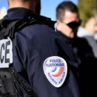Agentes de la policía de Francia investigan un atentado.