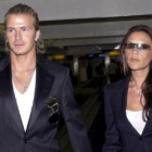 David Beckham llegó al aeropuerto de Tokio acompañado de su esposa