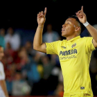 El delantero colombiano del Villarreal Roger Martínez celebra tras marcar el primer gol ante el Real Madrid.